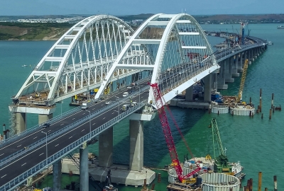 По Крымскому мосту началось движение транспорта