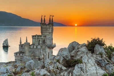 В Крыму сделают подсветку скалы, на которой стоит дворец «Ласточкино гнездо»