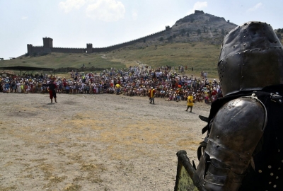 В Судаке в восемнадцатый раз зазвенели мечи — открылся рыцарский фестиваль «Генуэзский шлем» 