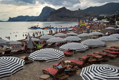 Аксенов хочет запретить установку лежаков на крымских пляжах