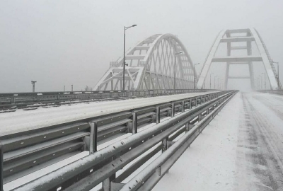 Крымский мост перекрыли из-за снегопада