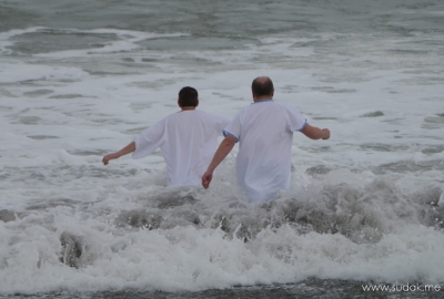  Судакчане окунулись в море на Крещение, несмотря на шторм. 