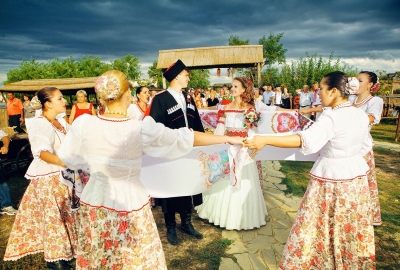 В Судаке проводится фестиваль национальных свадебных обрядов «Свадебный хоровод»