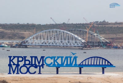 Проезд по Крымскому мосту для легковых авто и автобусов откроется в мае.