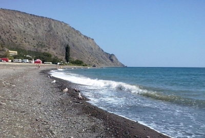 В селе Морское под Судаком разрушается берегоукрепление пляжа